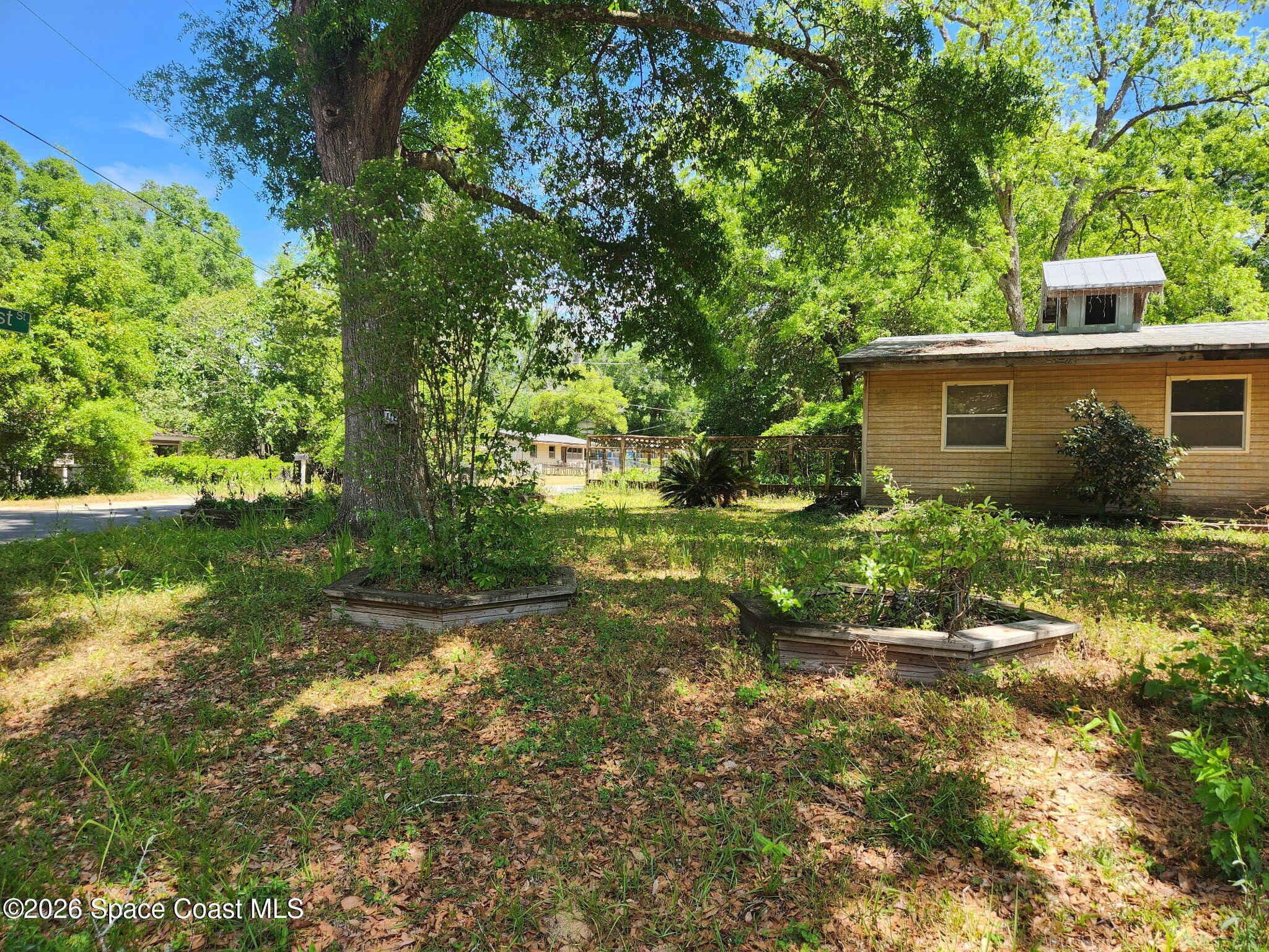 3607 S Lakewood Drive Property Photo 2