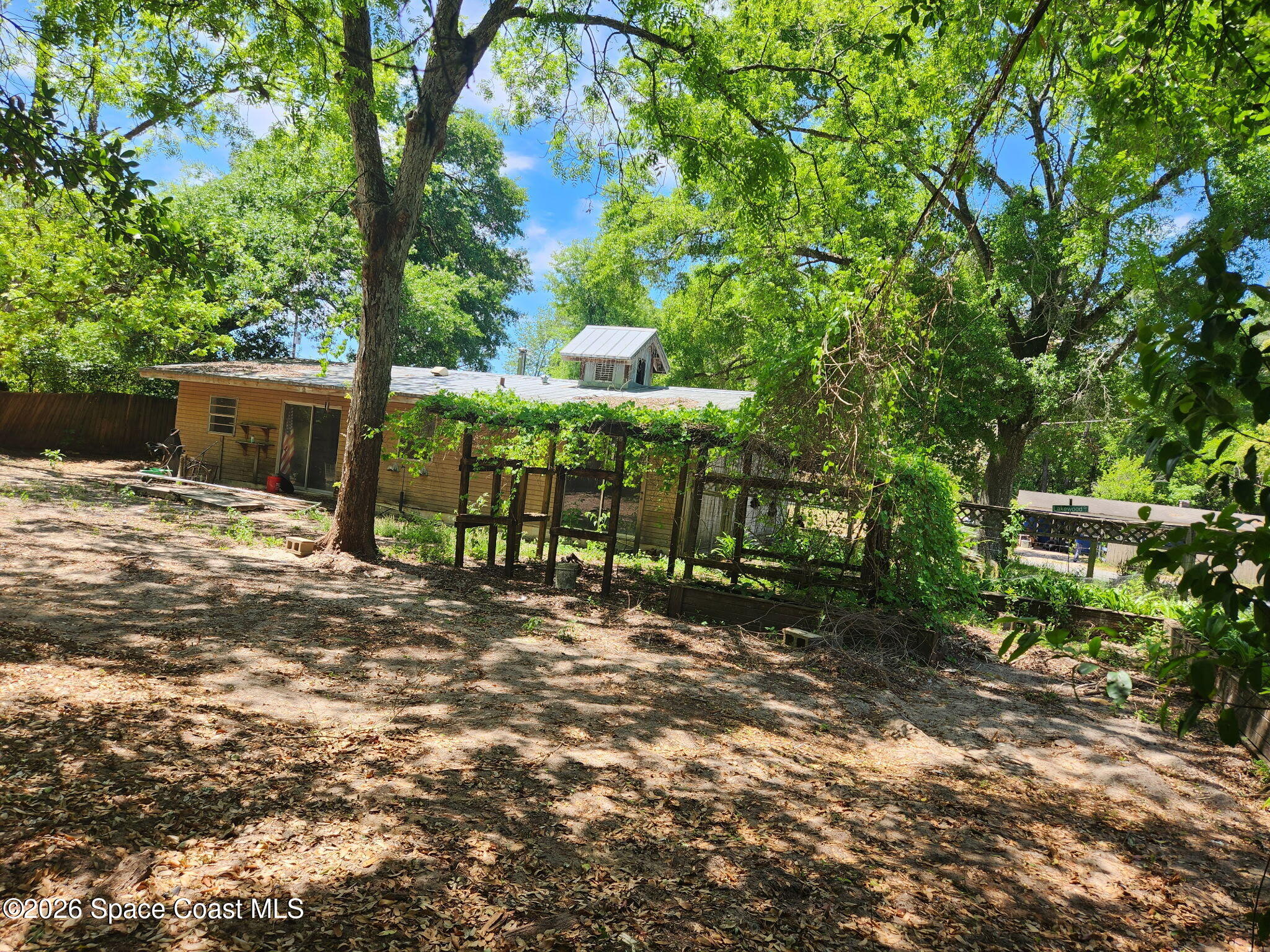 3607 S Lakewood Drive Property Photo 3