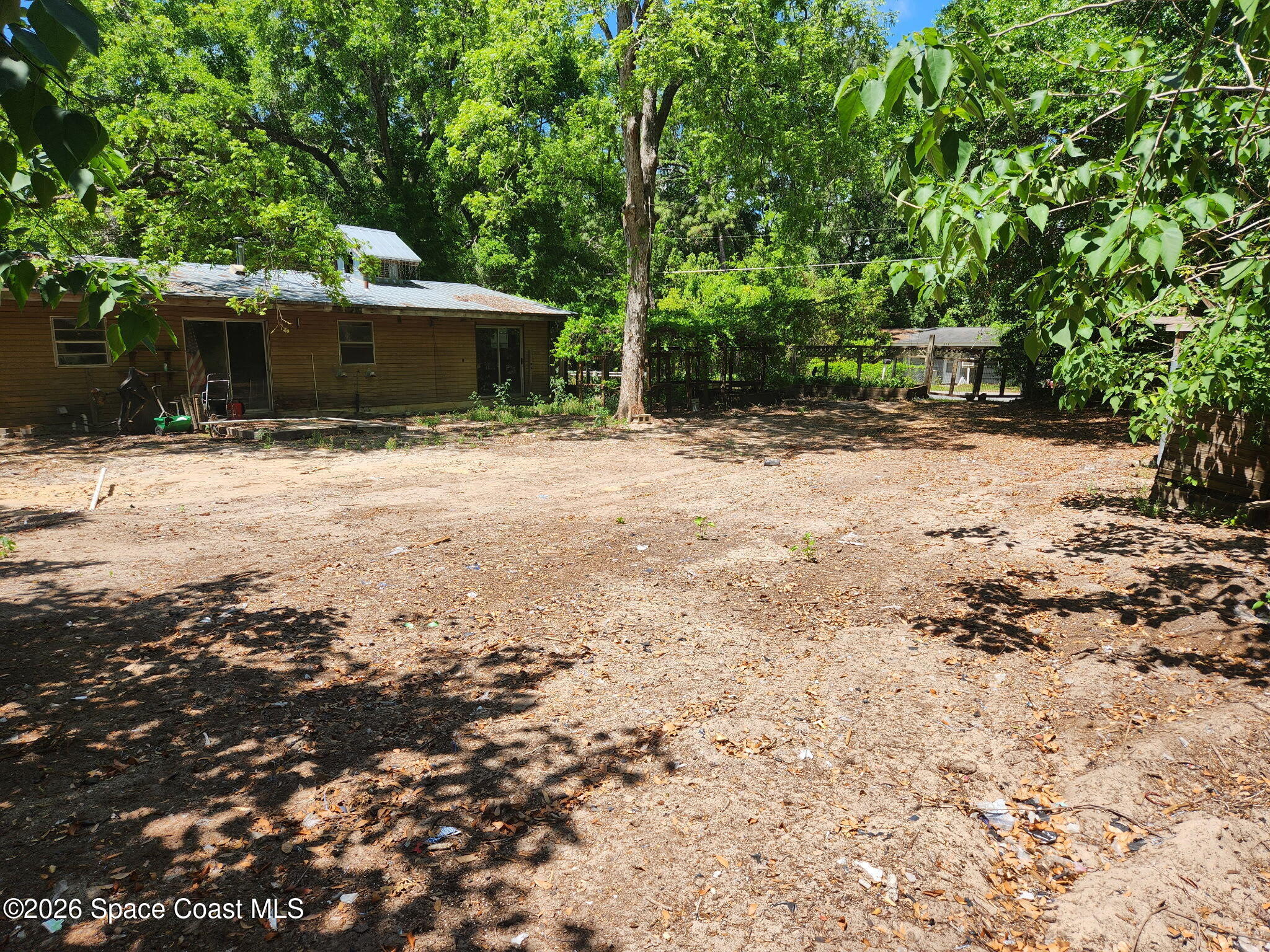3607 S Lakewood Drive Property Photo 4