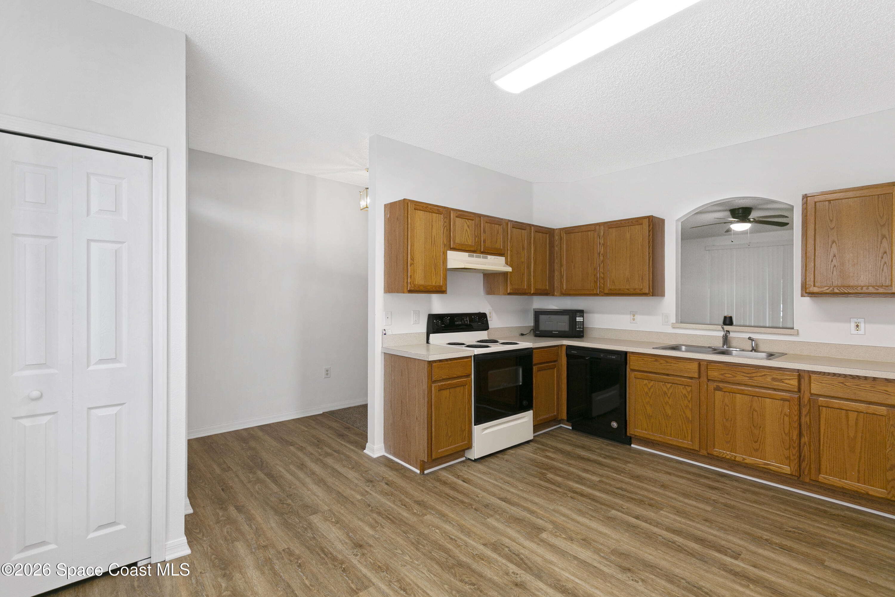 855 Sandhurst Court Property Photo 4