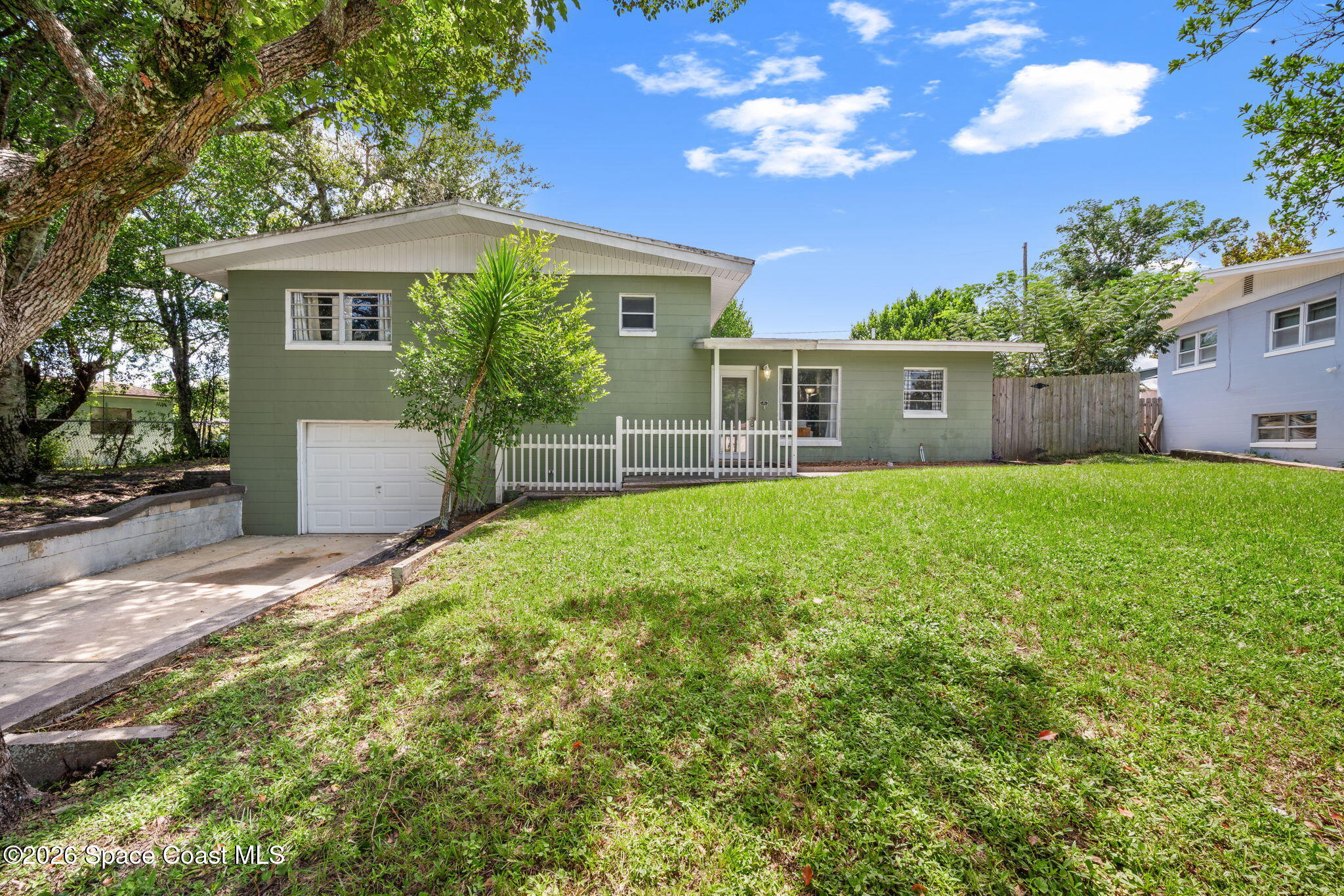 1425 Crest Drive Property Photo 1