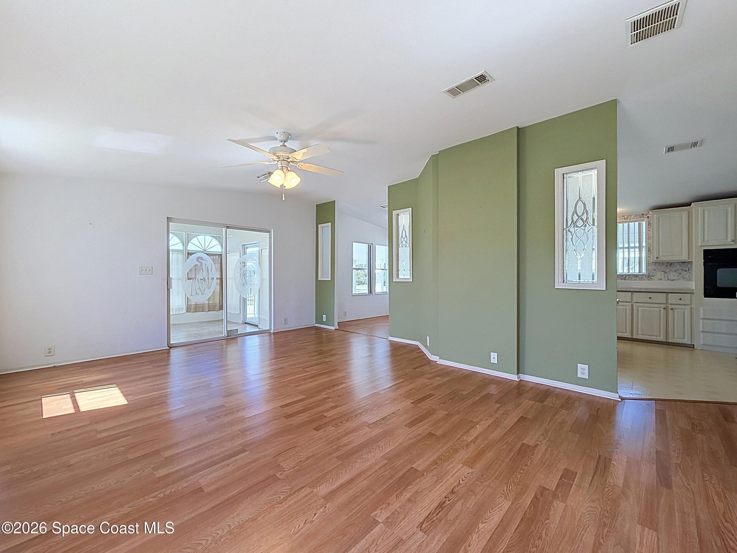 646 Periwinkle Circle Property Photo 4