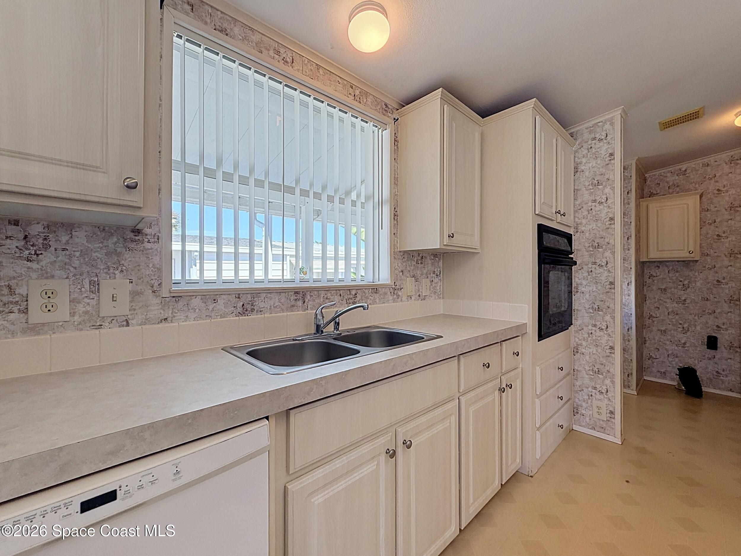 646 Periwinkle Circle Property Photo 6