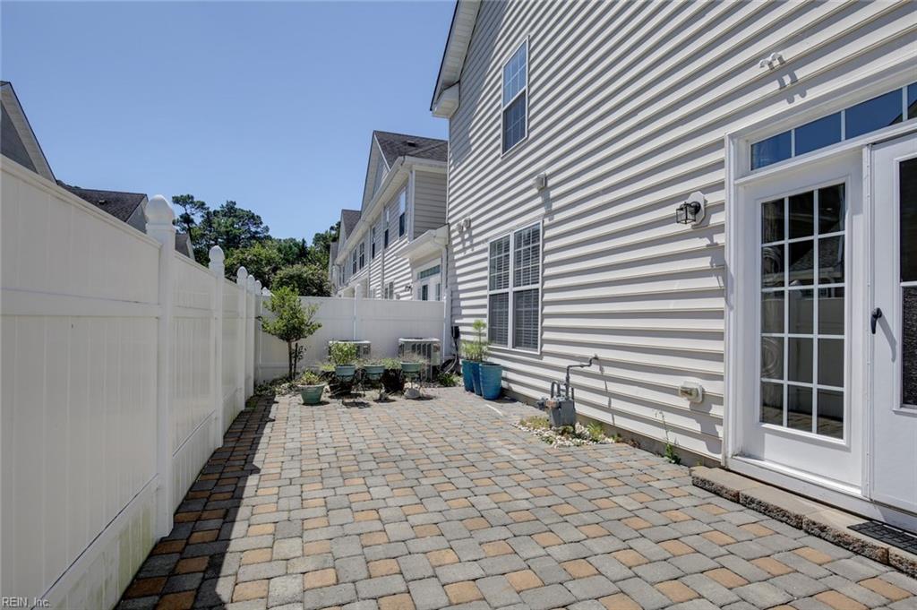 1328 Abelia Way Property Photo 12