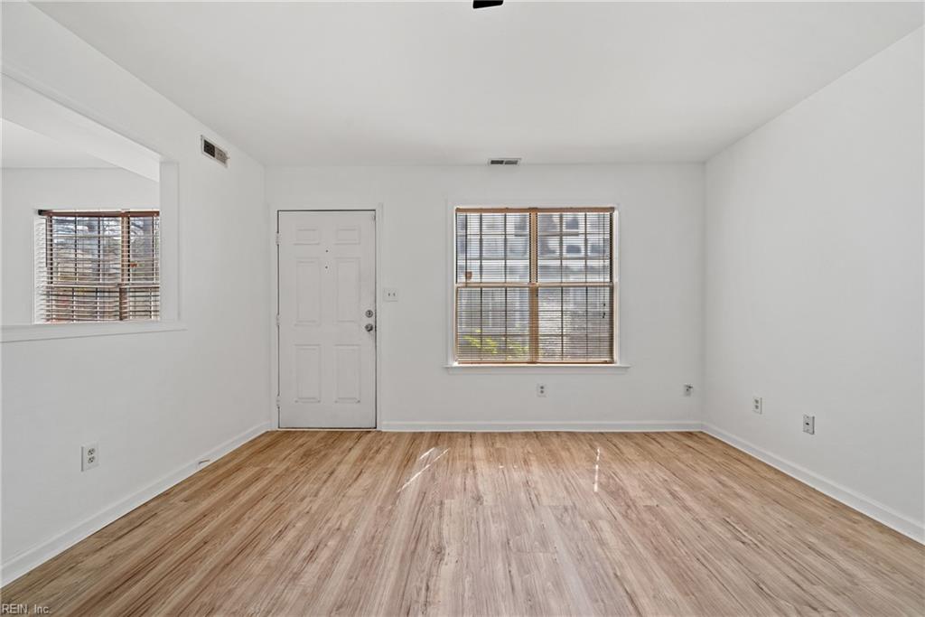 364 Thorncliff Dr Property Photo 3