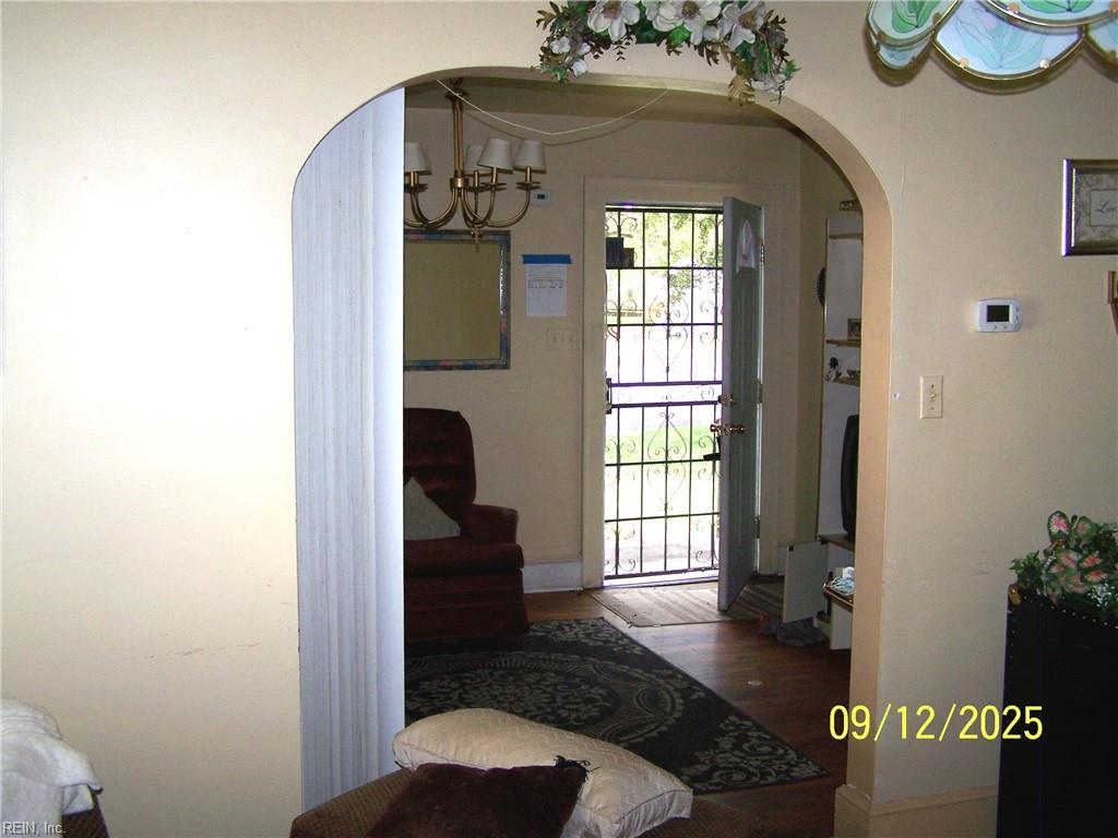 571 Laurel St Property Photo 8