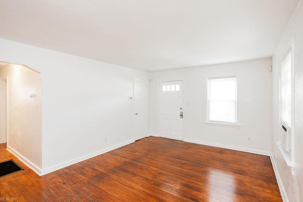 593 Thole St Property Photo 8