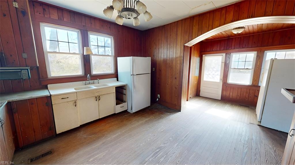 1502 Herrington Rd Property Photo 2