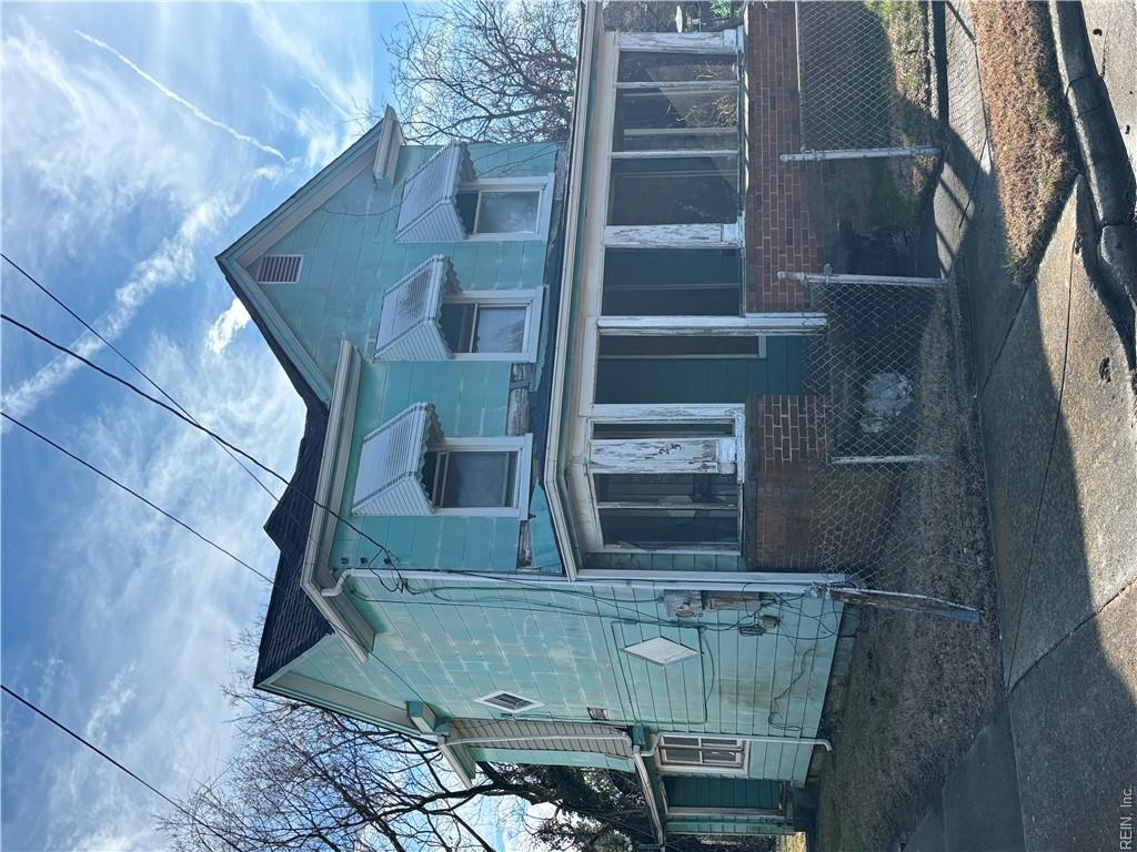 1125 Logan St Property Photo 4