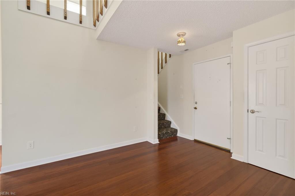 423 Harbour Pt Property Photo 5