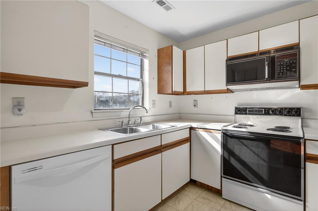 423 Harbour Pt Property Photo 11
