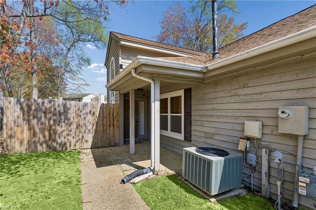 907 Woodcreek Dr Property Photo 4