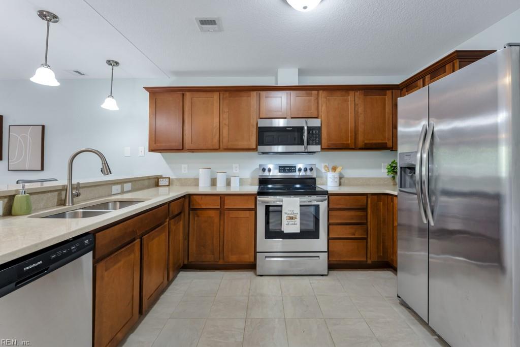 1016 Thoroughgood Way Property Photo 6