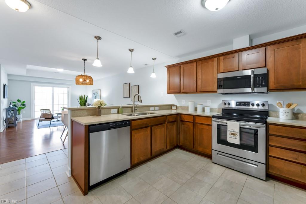 1016 Thoroughgood Way Property Photo 8
