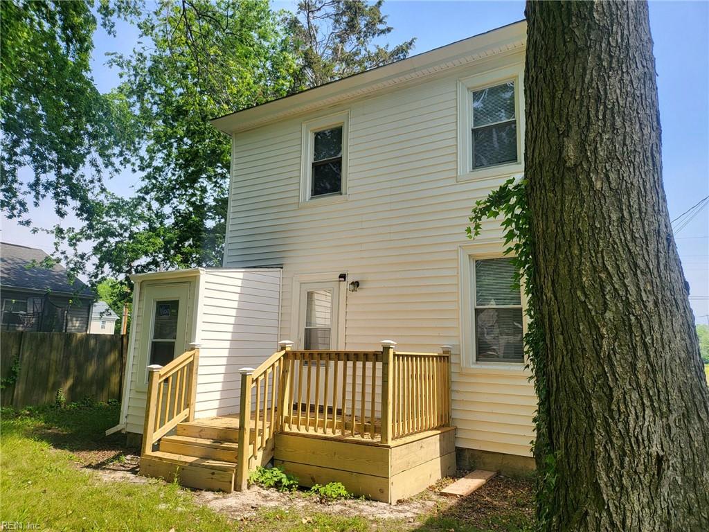108 E Howard St Property Photo 2