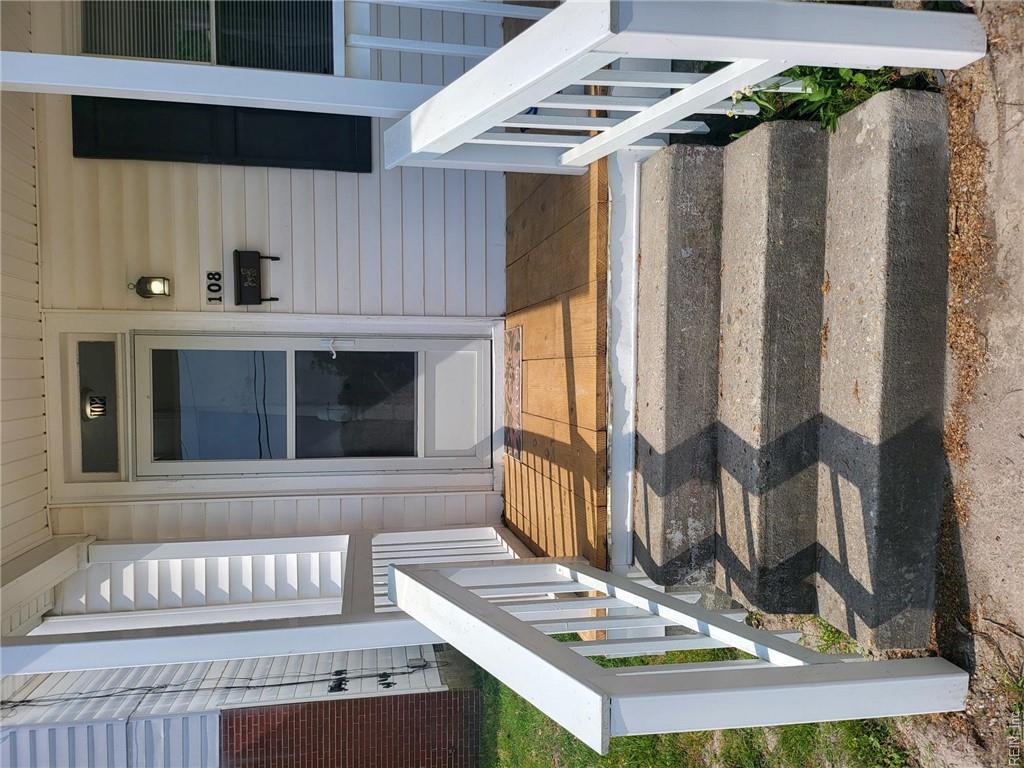 108 E Howard St Property Photo 4