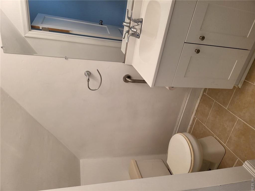 108 E Howard St Property Photo 8