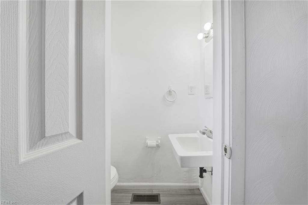 4904 Holly Rd Property Photo 6