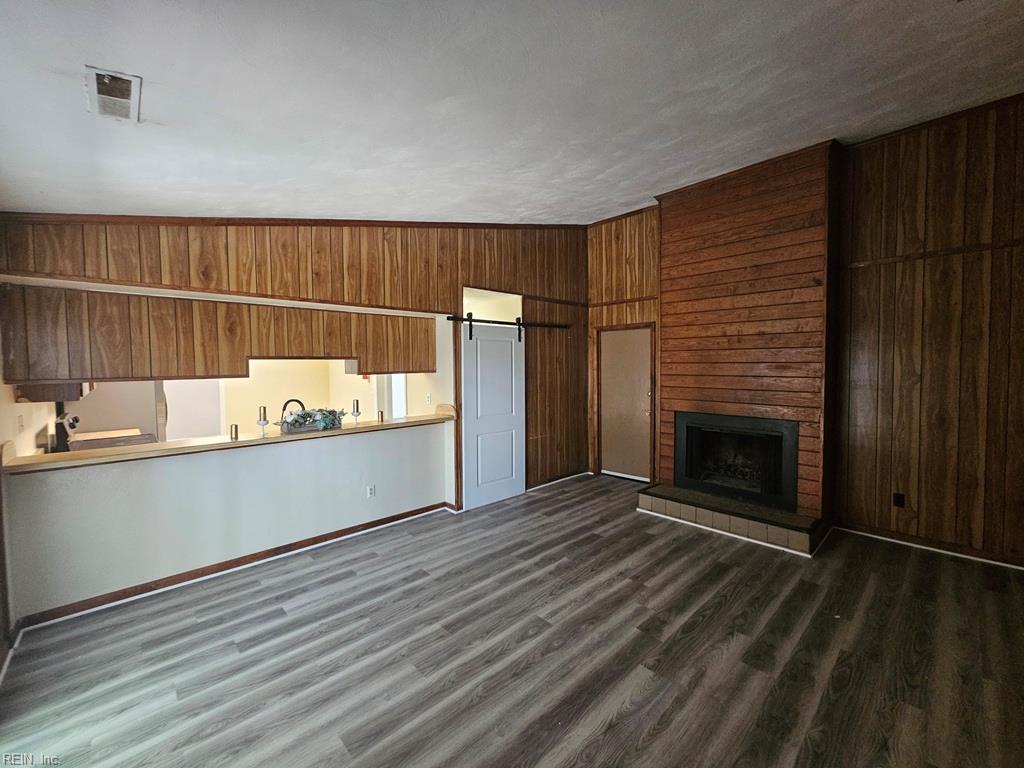 900 Meadowburm Cir Property Photo 2