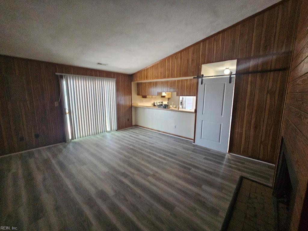 900 Meadowburm Cir Property Photo 3