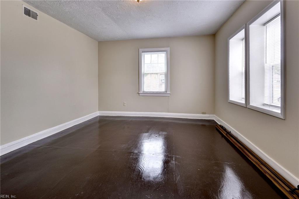 1028 37th St Property Photo 6