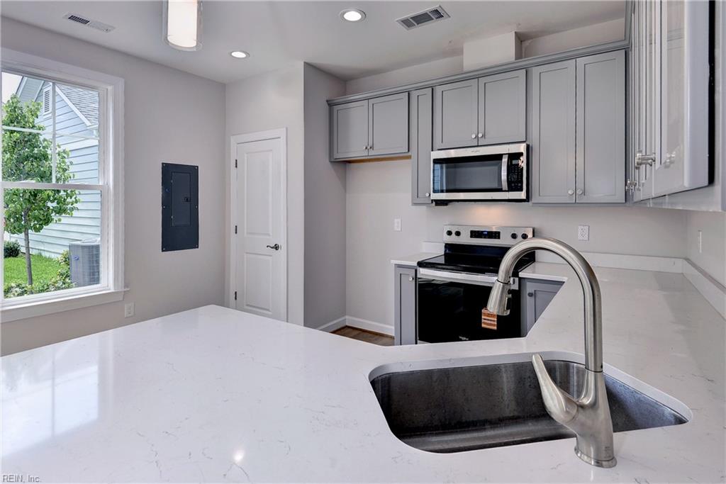 3557 Amberley Way Property Photo 8