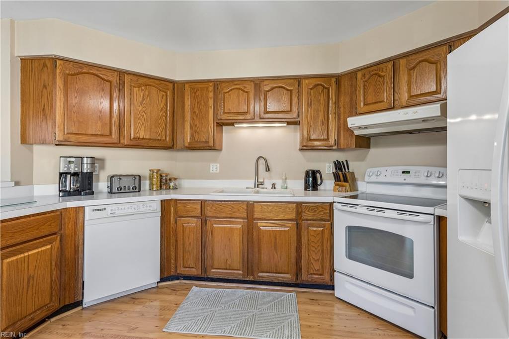 867 Belvoir Cir Property Photo 18