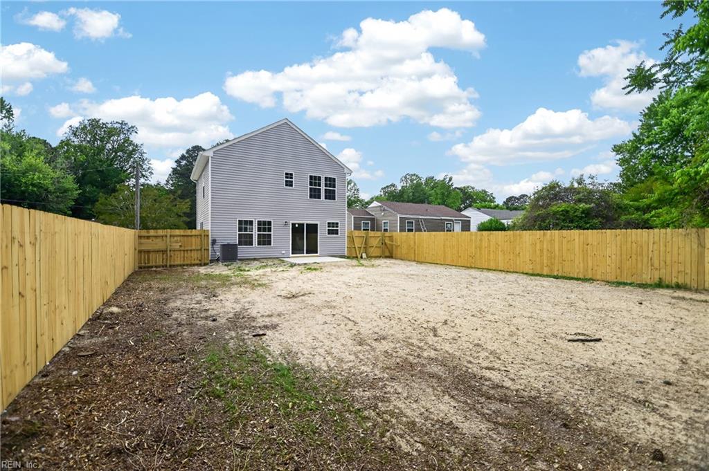 572 Laurel St Property Photo 8