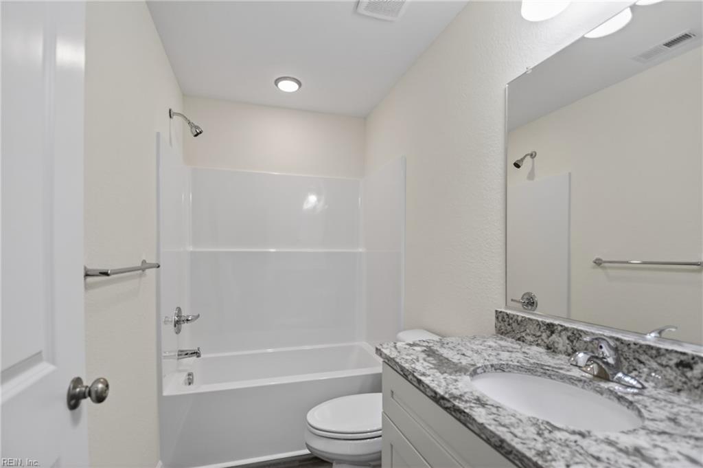 572 Laurel St Property Photo 43