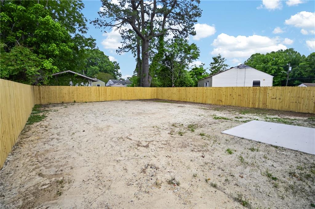 572 Laurel St Property Photo 46