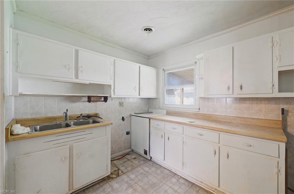 1003 Rollins Cir Property Photo 5