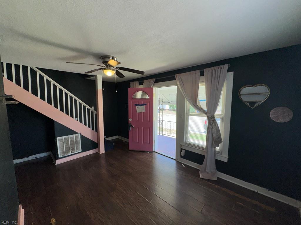 20 Dewey St Property Photo 4