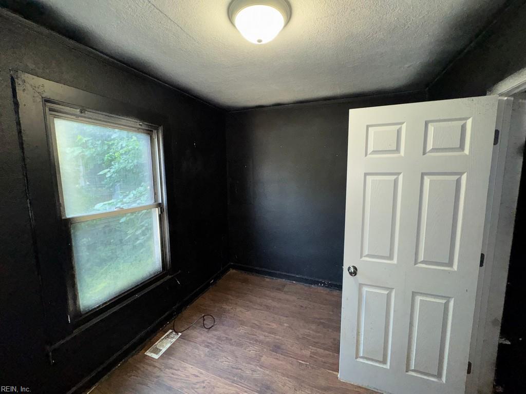 20 Dewey St Property Photo 6