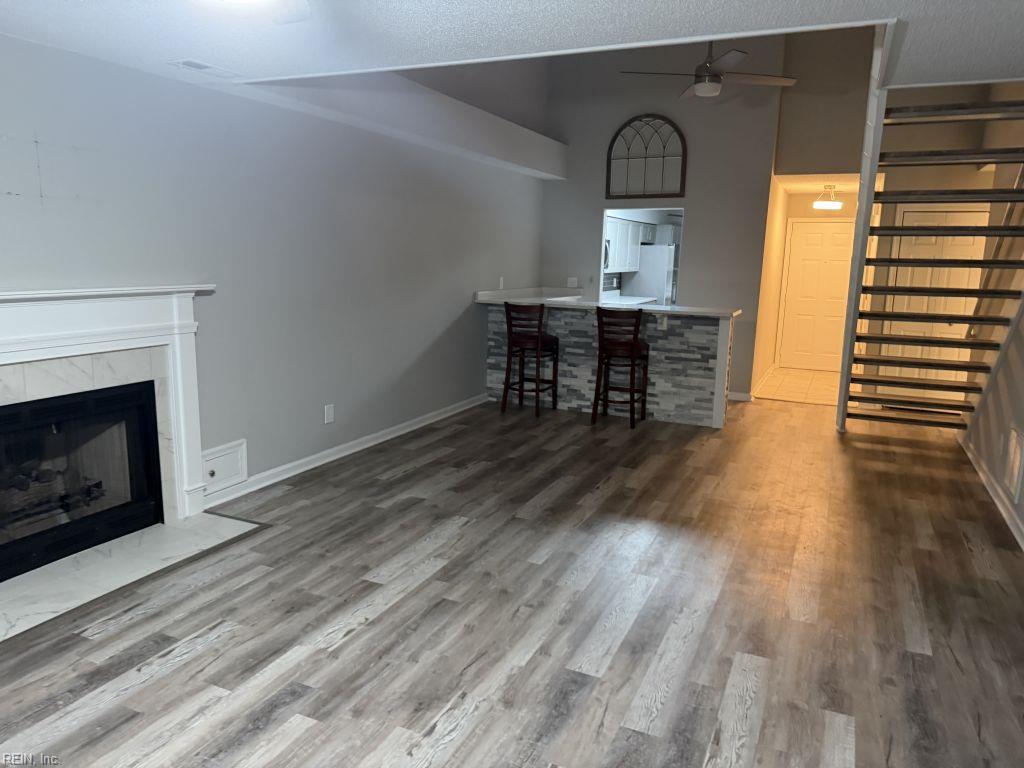 813 Gas Light Ln Property Photo 3