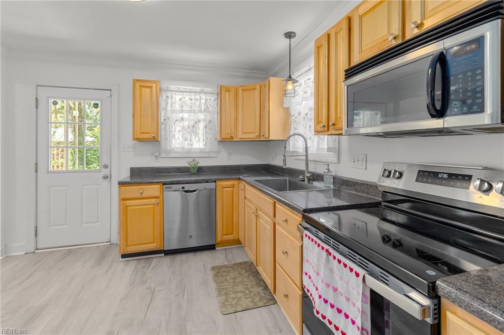919 Sheppard Ave Property Photo 8