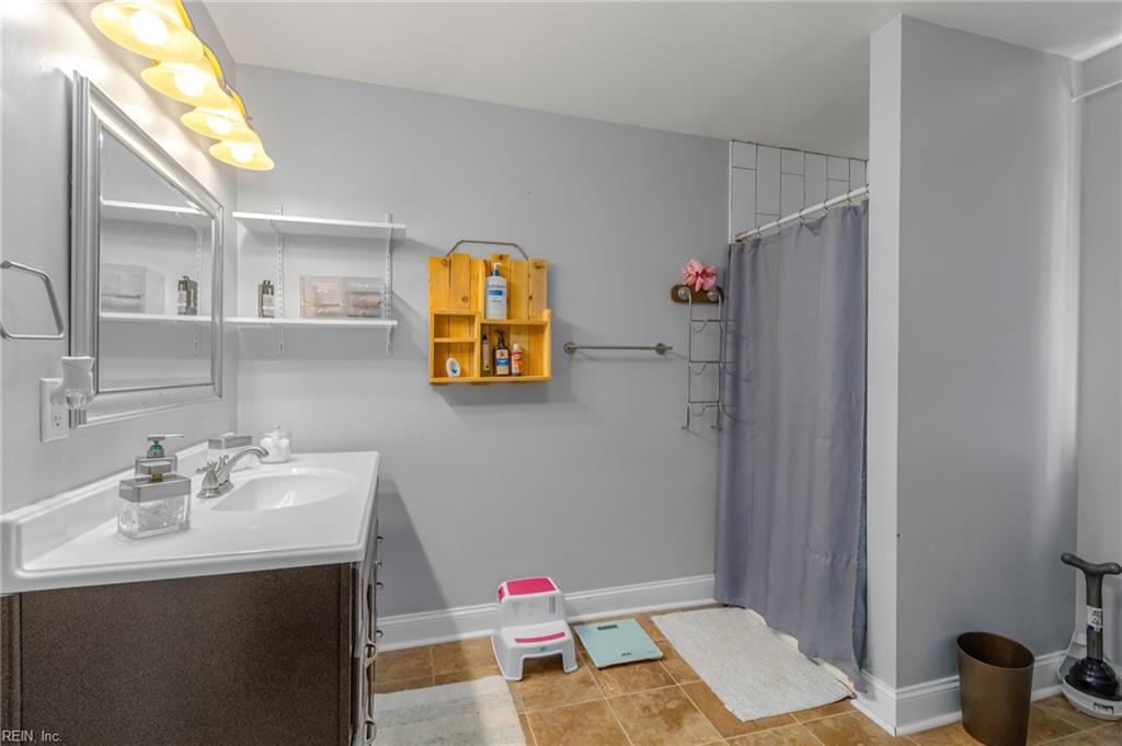 919 Sheppard Ave Property Photo 15