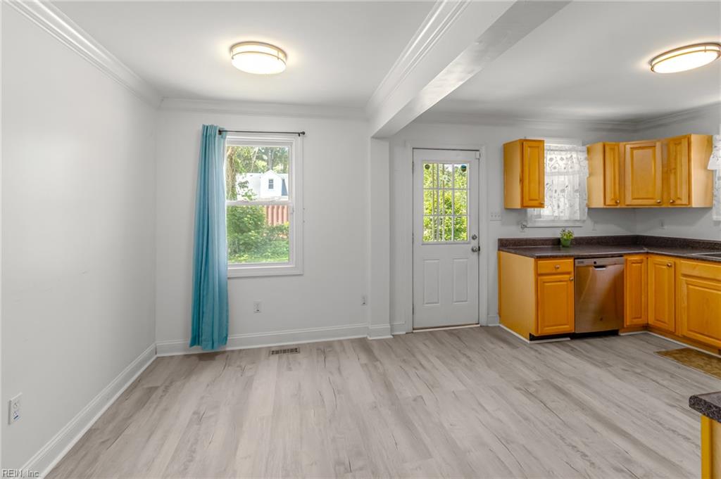 919 Sheppard Ave Property Photo 19
