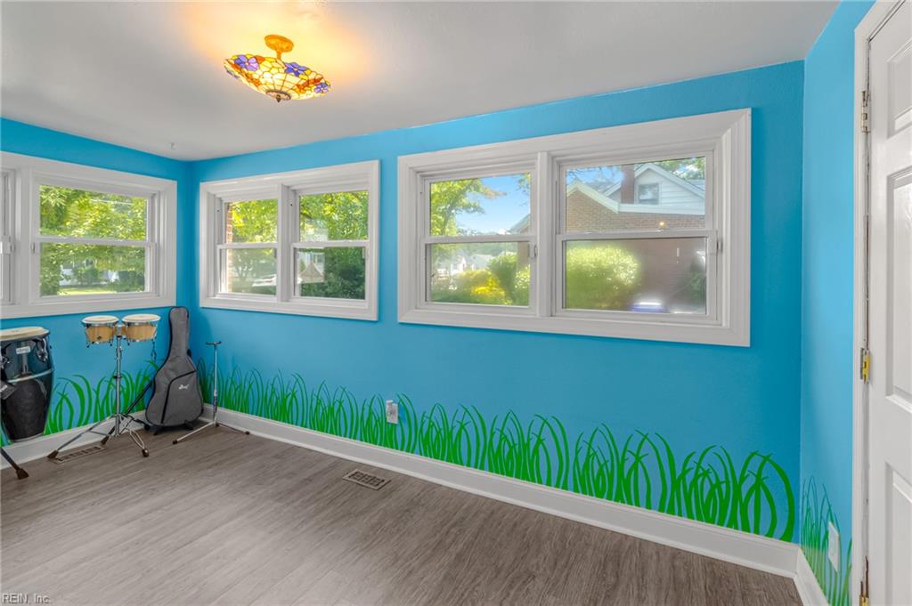 919 Sheppard Ave Property Photo 31