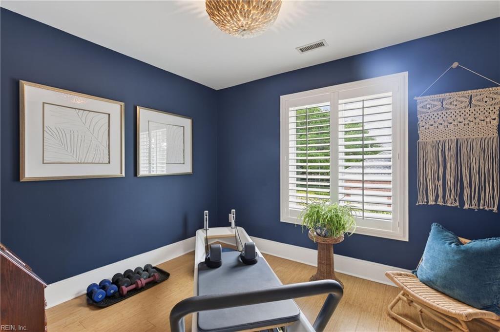 100 Holly Cres Property Photo 29