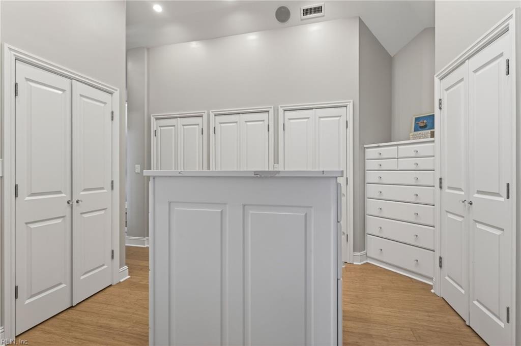 100 Holly Cres Property Photo 36