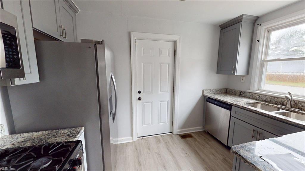 645 Surry St Property Photo 4