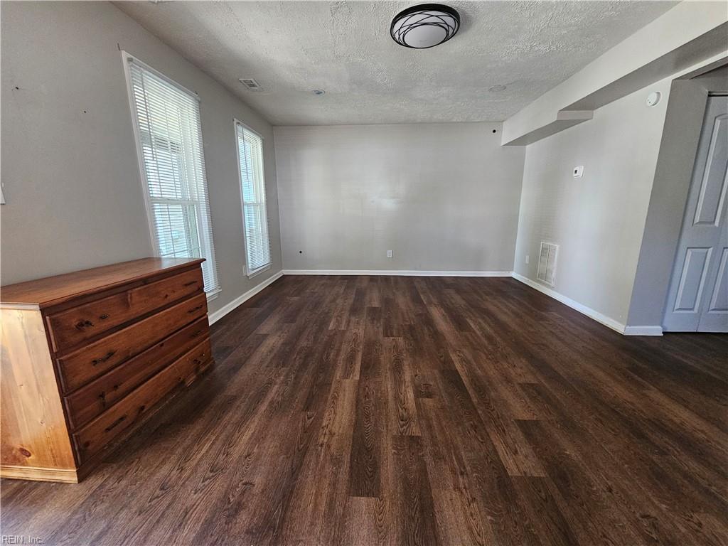 1044 26th St Property Photo 2