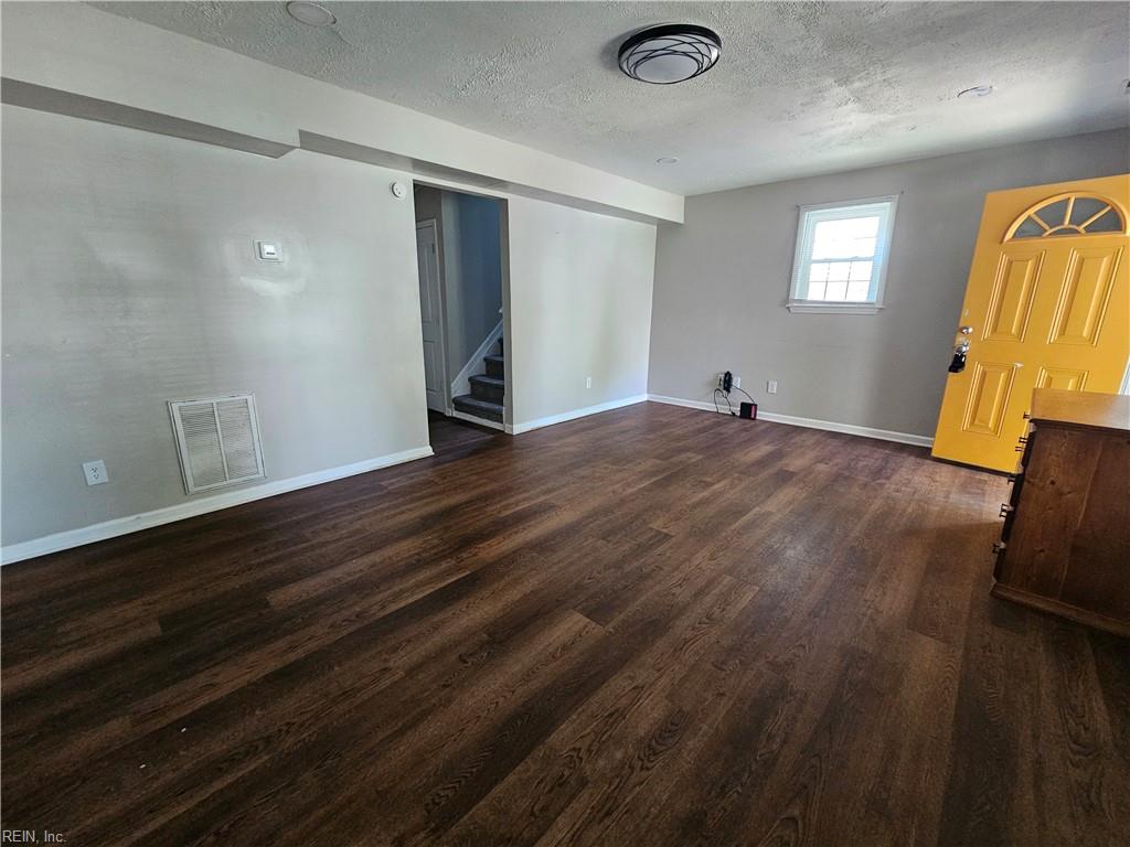 1044 26th St Property Photo 3
