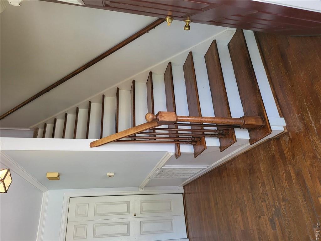 90 Hampton Roads Ave Property Photo 5