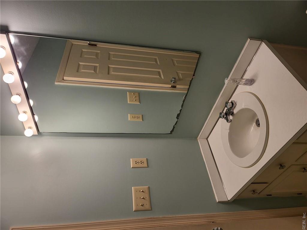 90 Hampton Roads Ave Property Photo 32