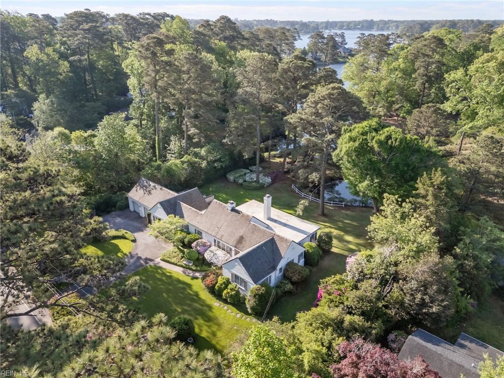 1005 Bay Colony Dr Property Photo 3