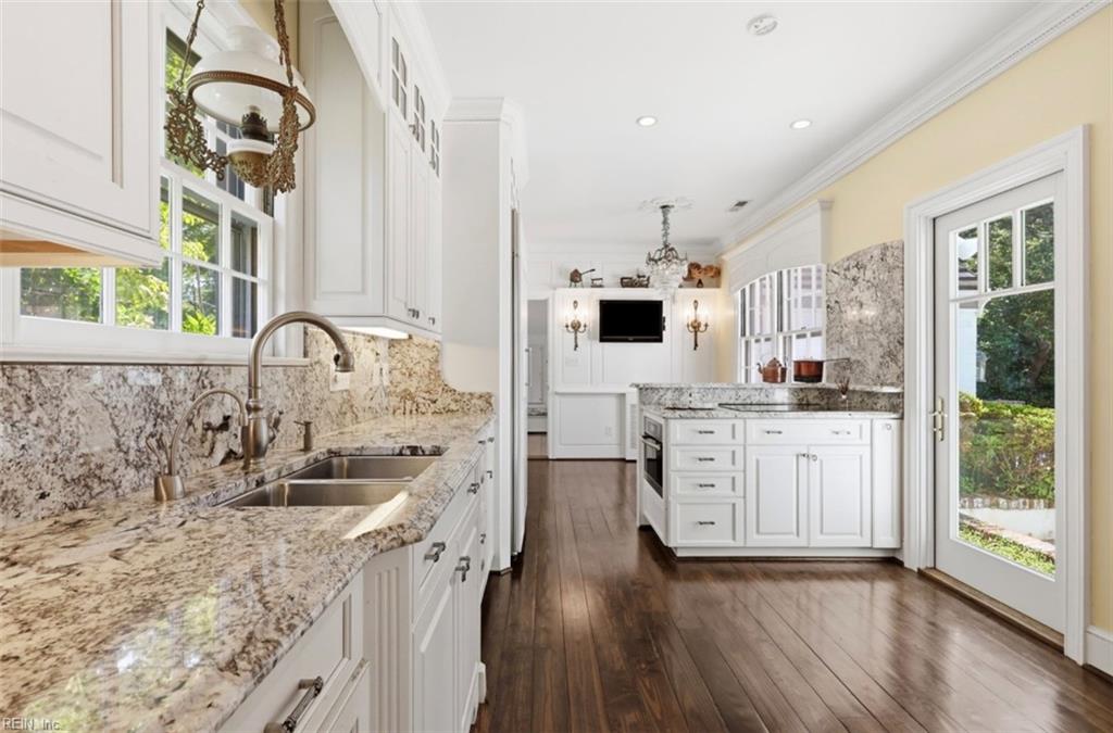 1005 Bay Colony Dr Property Photo 31