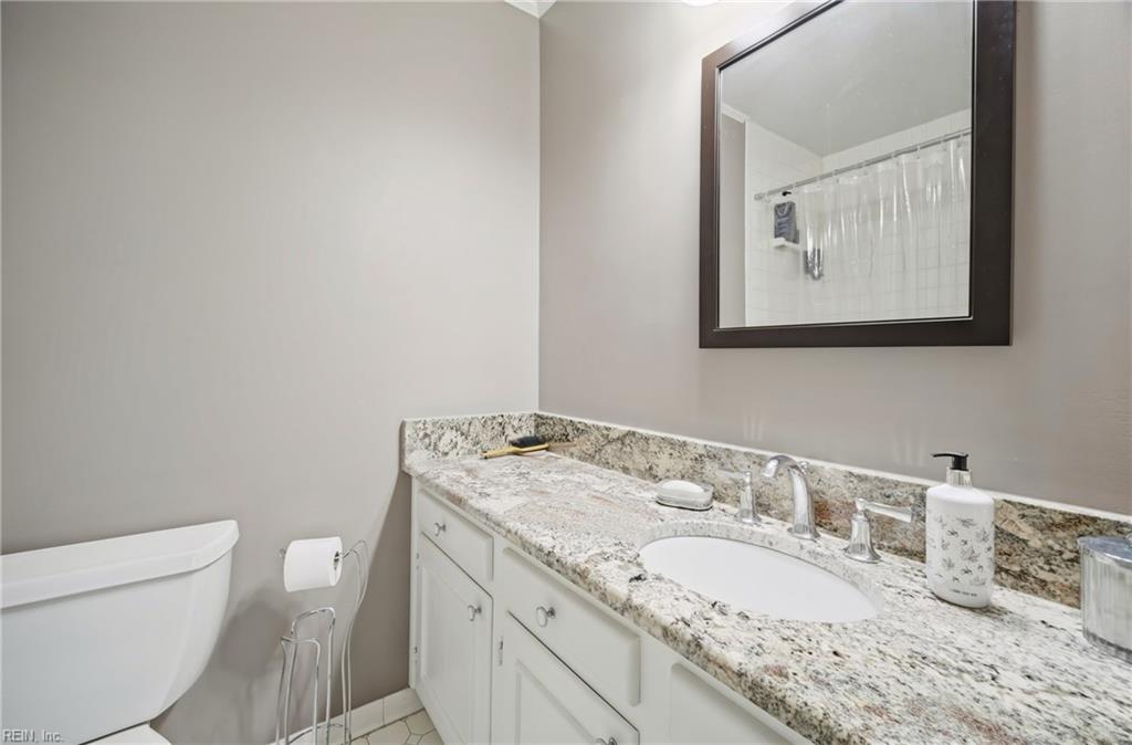 819 Botetourt Gdns Property Photo 16