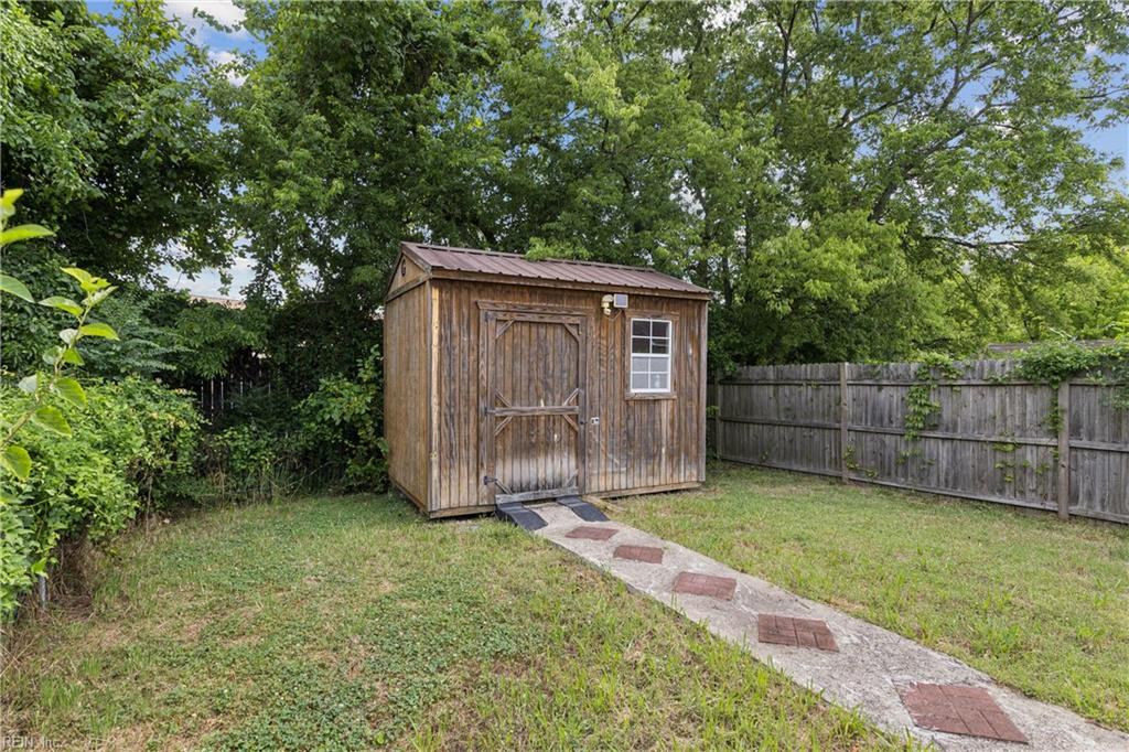 1006 Easterly Ave Property Photo 23