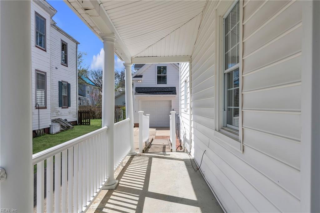 329 Center St Property Photo 5